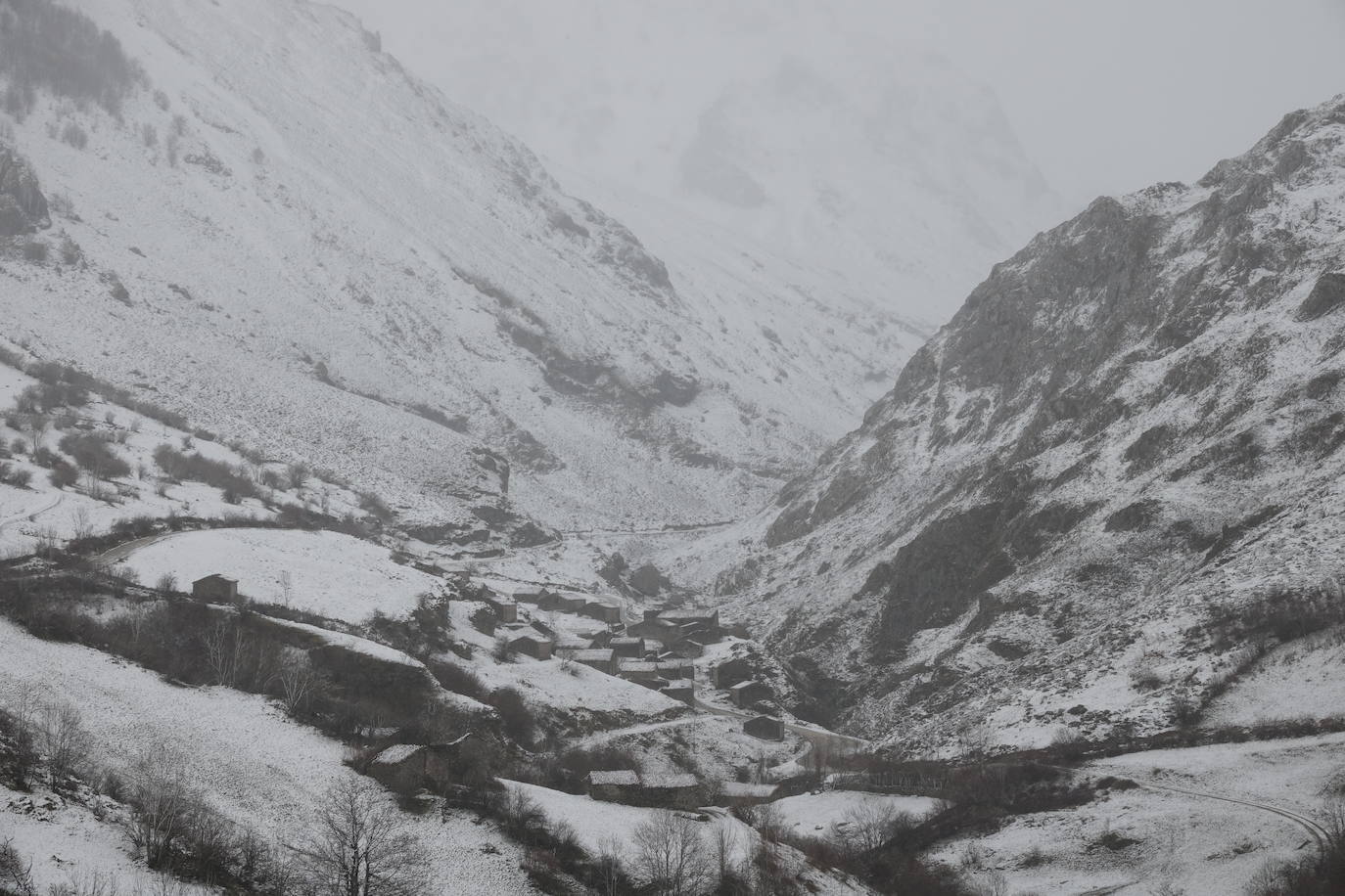 Asturias ha entrado en el mes de marzo bajo los efectos de la borrasca 'Karine', que ha desplomado la cota de nieve al entorno de los 700 metros, lo que ha complicado la circulación en puertos de montaña como Pajares. Ese manto blanco también dibuja paisajes únicos, como los que se pueden ver en los Lagos de Covadonga. En cotas más bajas, la lluvia es la protagonista de la jornada.