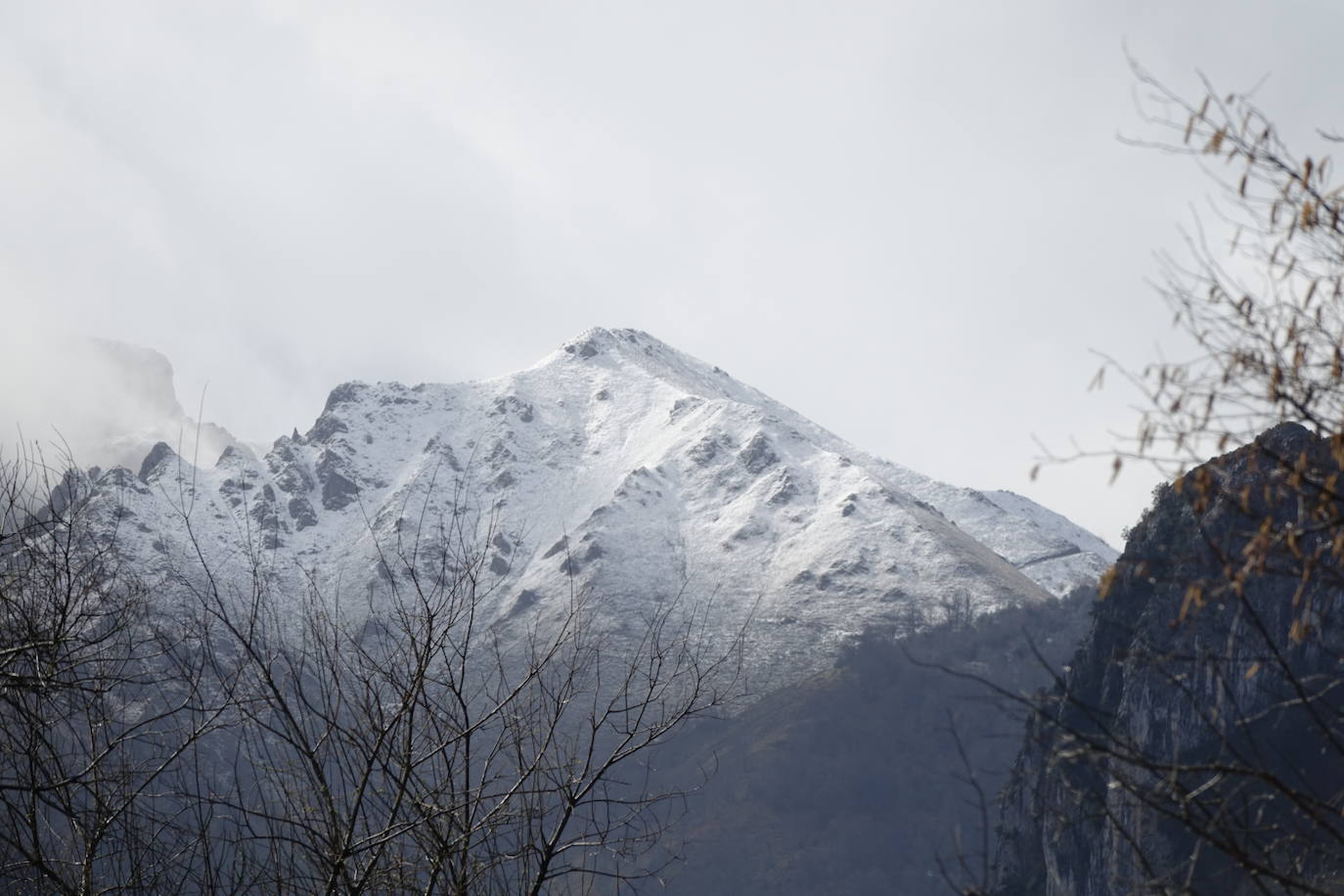 Asturias ha entrado en el mes de marzo bajo los efectos de la borrasca 'Karine', que ha desplomado la cota de nieve al entorno de los 700 metros, lo que ha complicado la circulación en puertos de montaña como Pajares. Ese manto blanco también dibuja paisajes únicos, como los que se pueden ver en los Lagos de Covadonga. En cotas más bajas, la lluvia es la protagonista de la jornada.