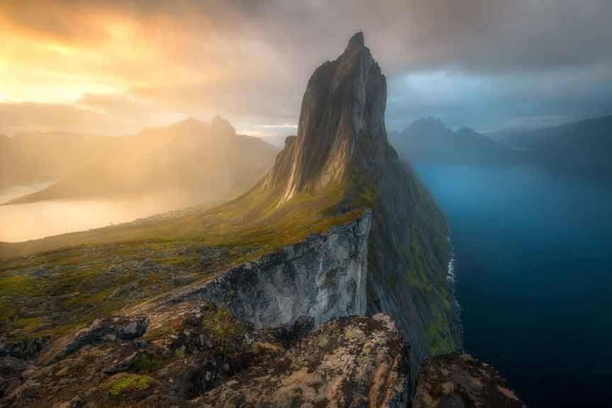 Infiesto se convierte un año más en el epicentro de la fotografía y el video de montaña, naturaleza y aventura. 15.000 fotos de 1.306 autores procedentes de 76 países han participado en este concurso. De todas ellas, solo quince han resultado premiadas y reconocidas como las técnicamente más valiosas y las visualmente más impactantes. Foto premiada en la categoría 'Paisaje de Montaña'. 