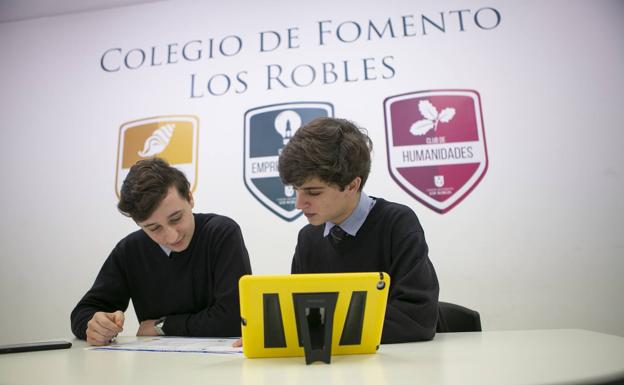Los dos estudiantes del Colegio de Fomento de Los Robles, que han llegado a la final, en una de sus aulas.