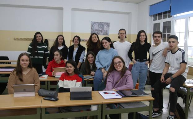 Los participantes del colegio Santa María del Naranco Alter Vía en una de sus aulas. 
