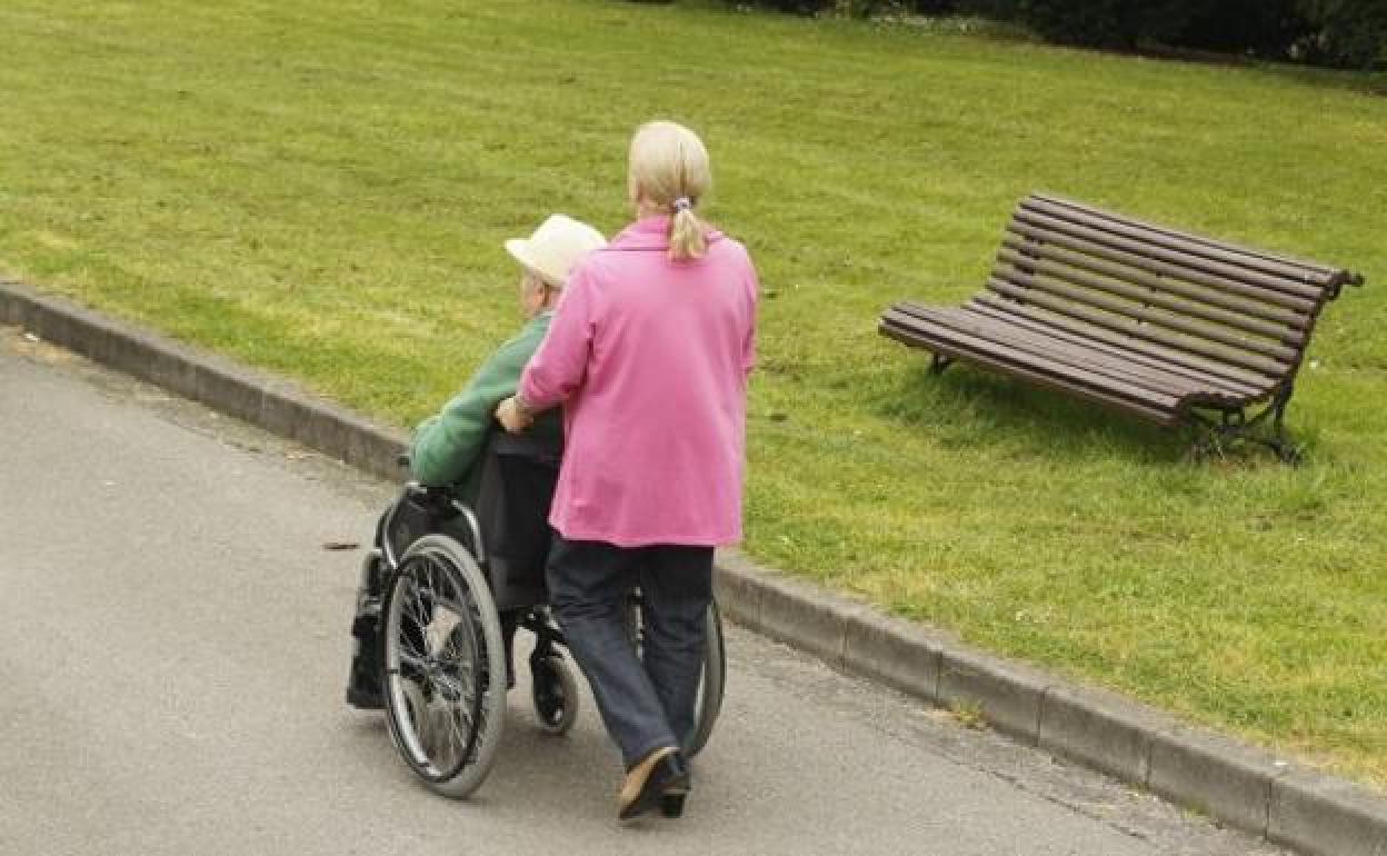 Asturias atiende a 996 dependientes menos pese a crecer la demanda