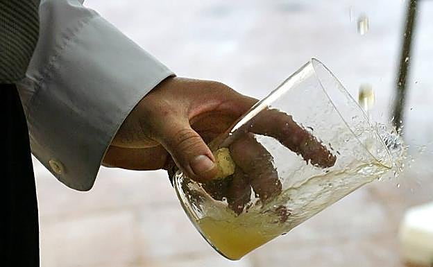 El vaso de sidra, mejor uno para cada uno y para evitar riesgos 