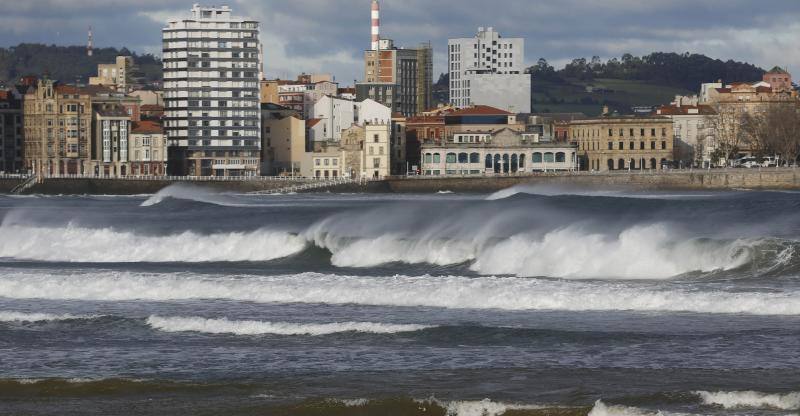 La costa oriental de Asturias está en alerta roja por fenómenos costeros en los últimos coletazos de 'Karine'