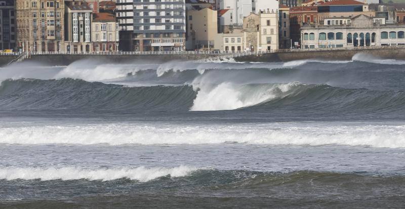 La costa oriental de Asturias está en alerta roja por fenómenos costeros en los últimos coletazos de 'Karine'