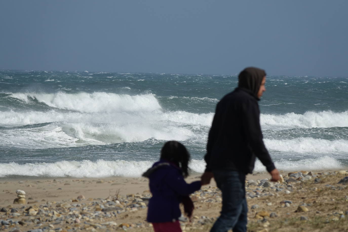 La costa oriental de Asturias está en alerta roja por fenómenos costeros en los últimos coletazos de 'Karine'