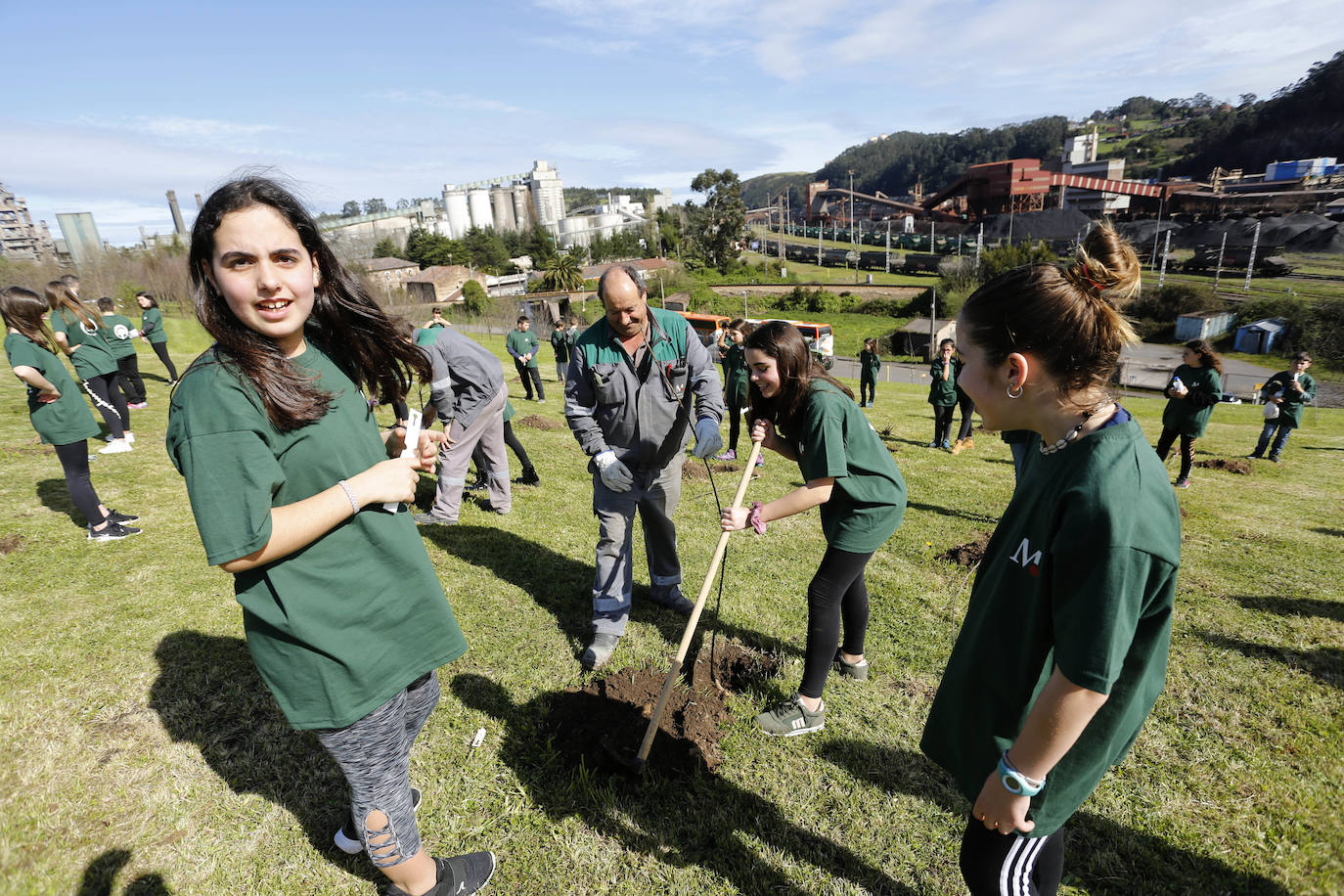 90 alumnos de los colegios San Félix y Poeta Antón han participado en la plantación de 95 frutales alrededor de la cementera gijonesa Tudela Veguín. 