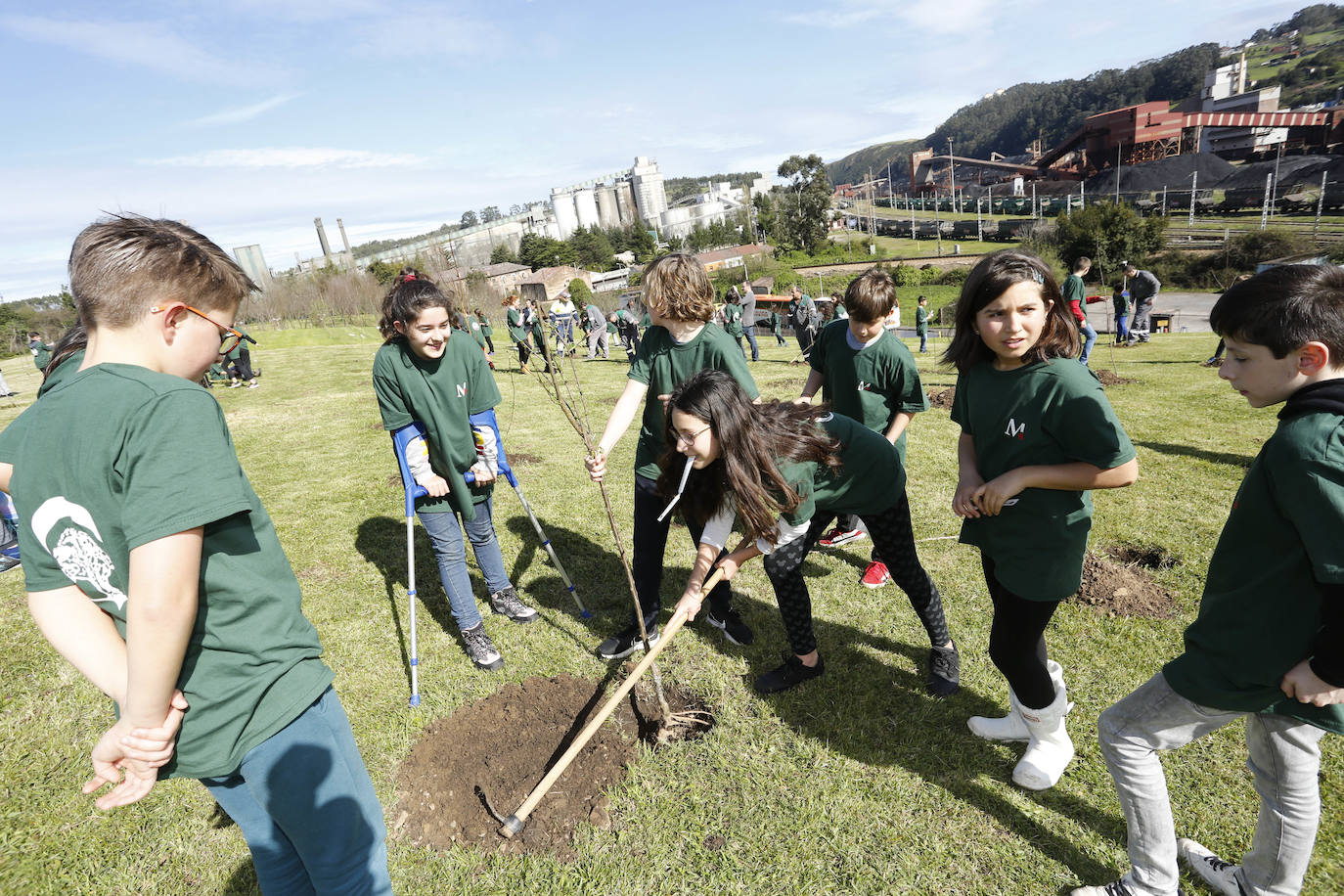 90 alumnos de los colegios San Félix y Poeta Antón han participado en la plantación de 95 frutales alrededor de la cementera gijonesa Tudela Veguín. 