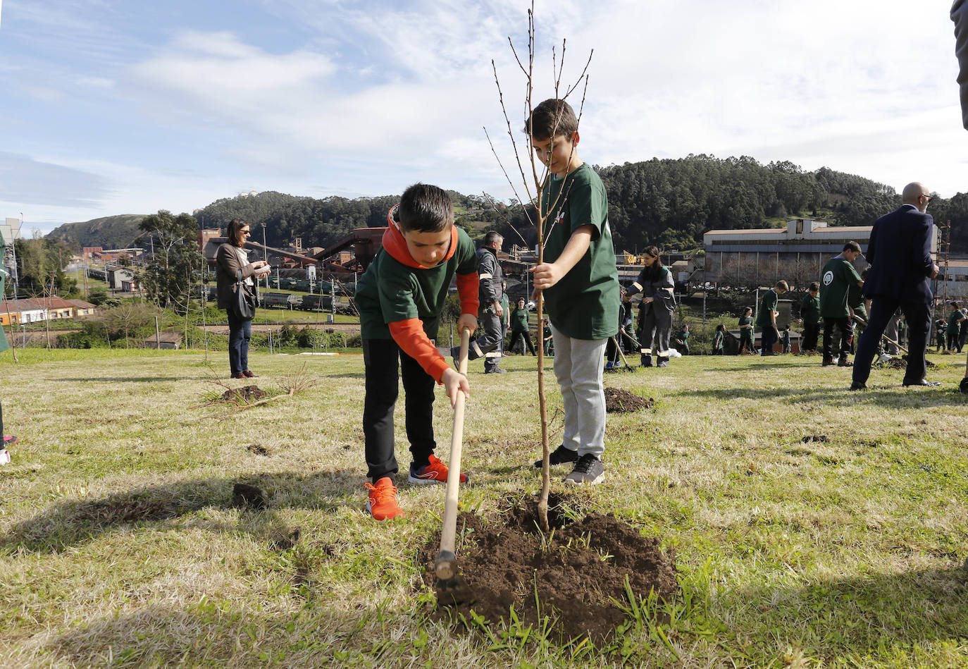 90 alumnos de los colegios San Félix y Poeta Antón han participado en la plantación de 95 frutales alrededor de la cementera gijonesa Tudela Veguín. 