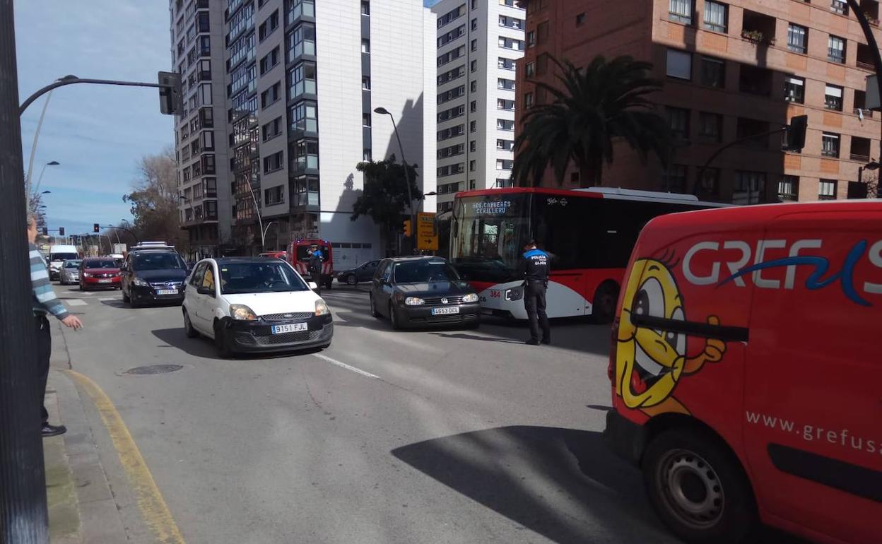 La colisión entre un autobús y un vehículo provoca retenciones en Ezcurdia