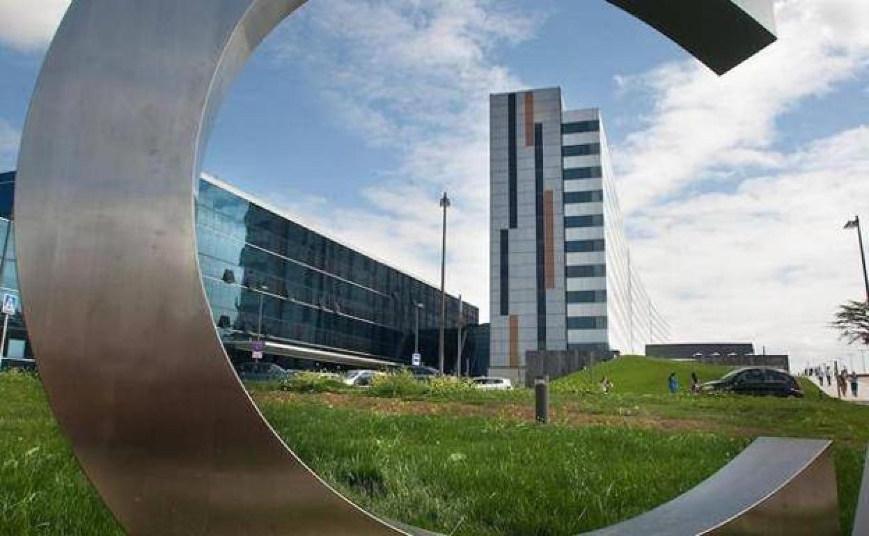 La mujer que abandonó a su hijo en el HUCA al día siguiente de dar a luz acepta 18 meses de cárcel