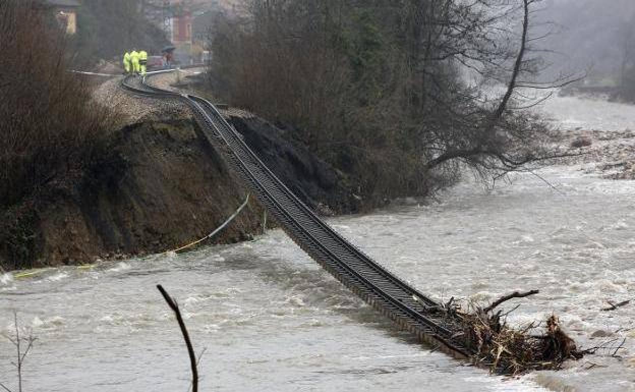 200 metros de vía colgando sobre el río Aller, en Cabañaquinta, tras un fuerte temporal en 2019