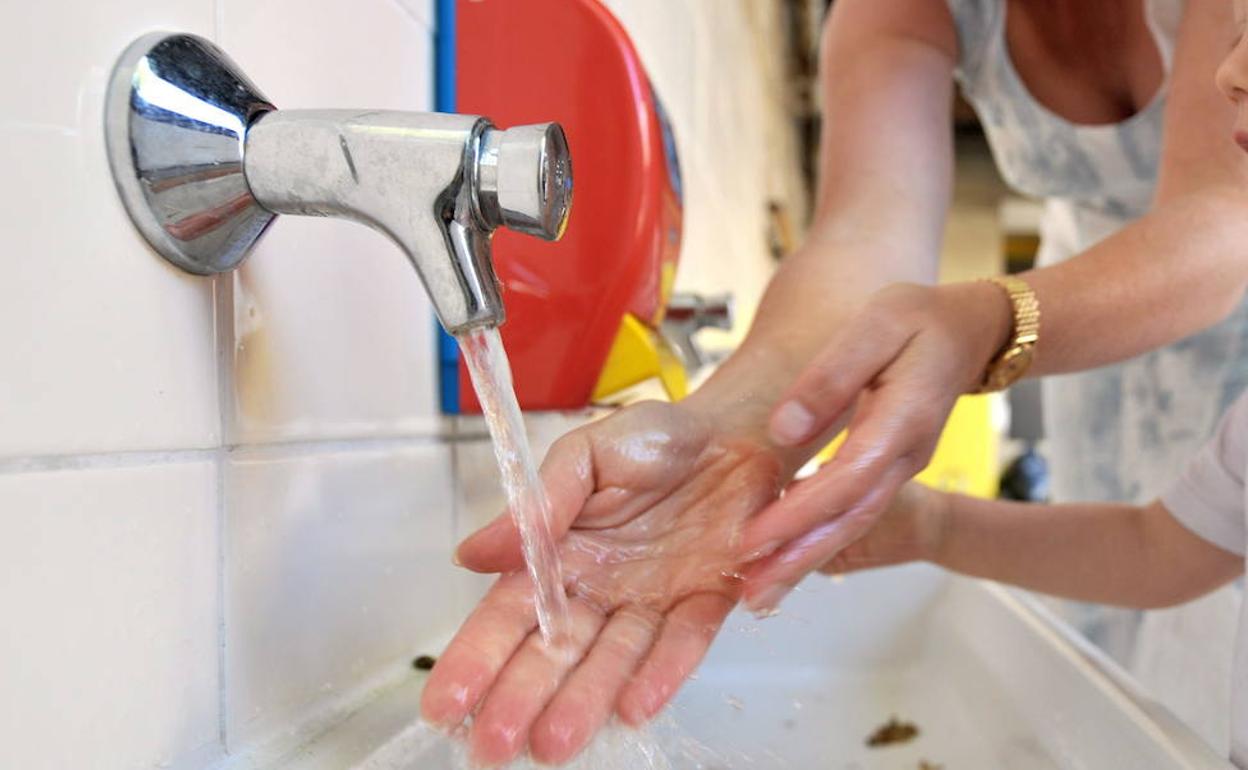 Coronavirus en Asturias | El Principado incide en la necesidad de lavarse las manos al entrar en los centros de mayores