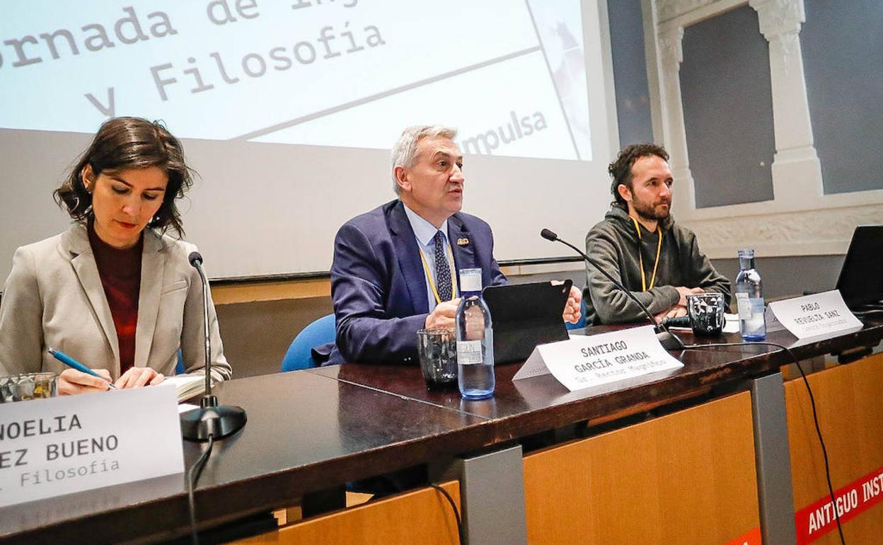 Santiago García Granda (centro), en un acto, este jueves, en Gijón.