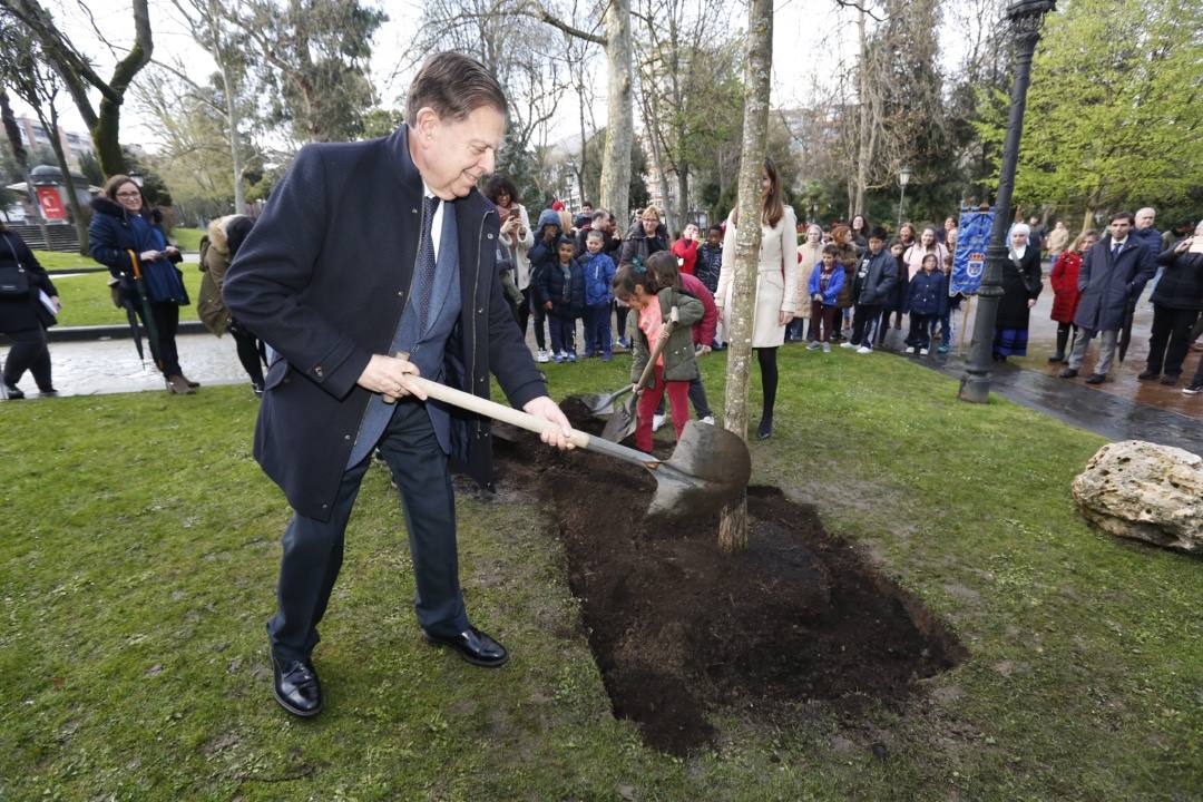 El Ayuntamiento de Oviedo ha comenzado ya a celebrar el Día Internacional de la Mujer. Este viernes ha tenido lugar el acto 'Construyendo igualdad', en el que decenas de alumnos han colaborado a plantar un árbol. Al evento también ha acudido el alcalde de la capital asturiana, Alfredo Canteli. 