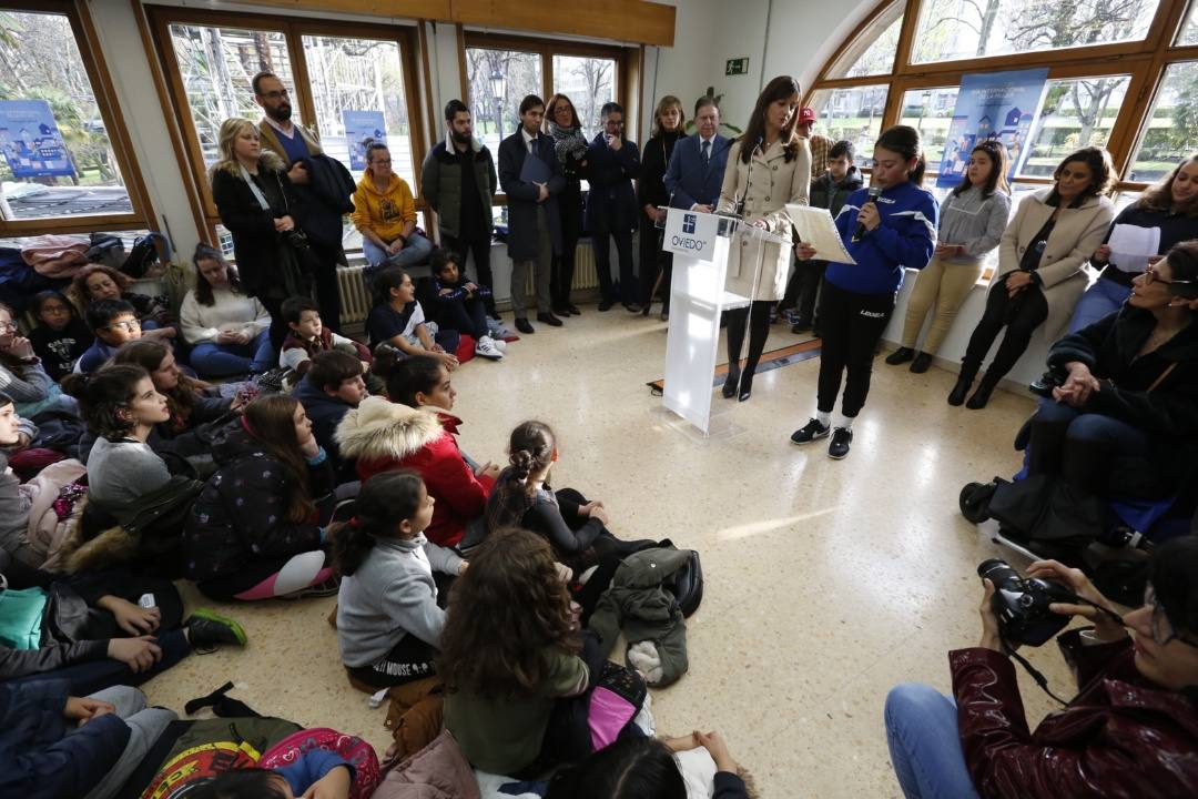 El Ayuntamiento de Oviedo ha comenzado ya a celebrar el Día Internacional de la Mujer. Este viernes ha tenido lugar el acto 'Construyendo igualdad', en el que decenas de alumnos han colaborado a plantar un árbol. Al evento también ha acudido el alcalde de la capital asturiana, Alfredo Canteli. 