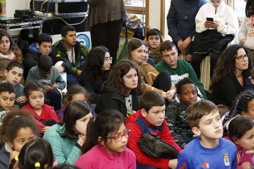 El Ayuntamiento de Oviedo ha comenzado ya a celebrar el Día Internacional de la Mujer. Este viernes ha tenido lugar el acto 'Construyendo igualdad', en el que decenas de alumnos han colaborado a plantar un árbol. Al evento también ha acudido el alcalde de la capital asturiana, Alfredo Canteli. 