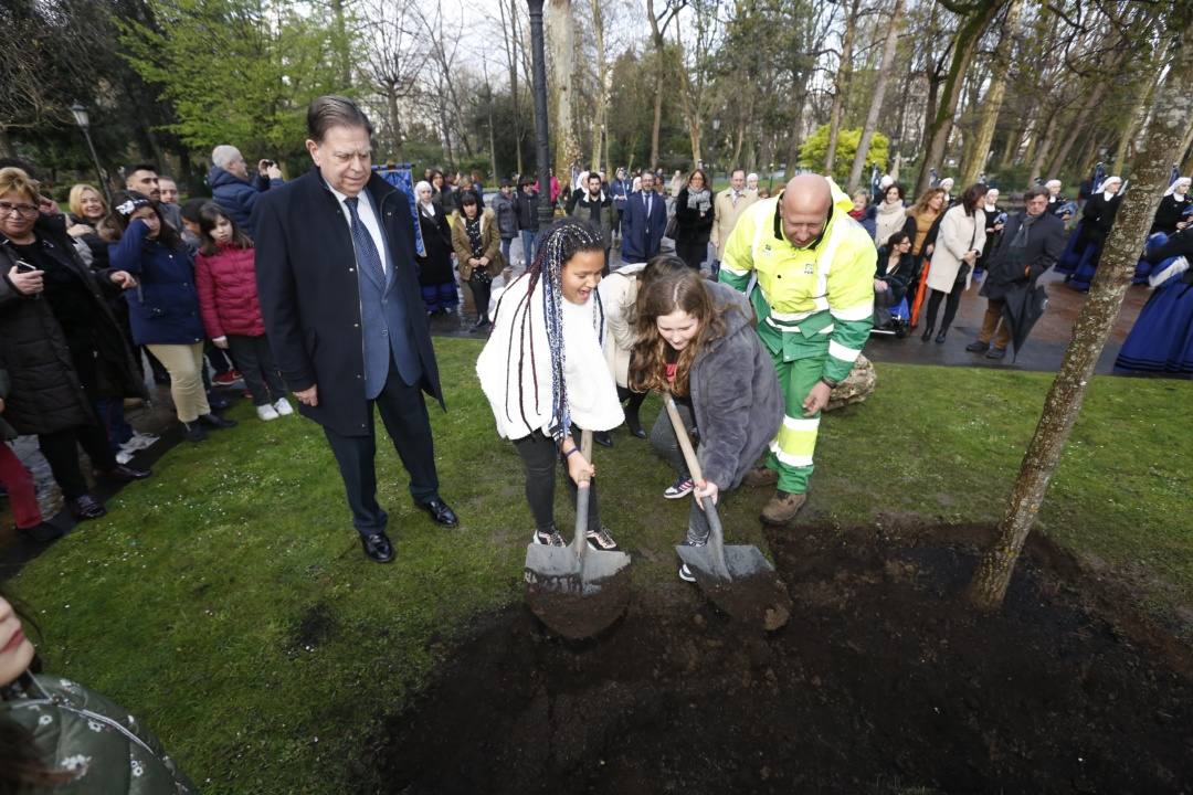 El Ayuntamiento de Oviedo ha comenzado ya a celebrar el Día Internacional de la Mujer. Este viernes ha tenido lugar el acto 'Construyendo igualdad', en el que decenas de alumnos han colaborado a plantar un árbol. Al evento también ha acudido el alcalde de la capital asturiana, Alfredo Canteli. 