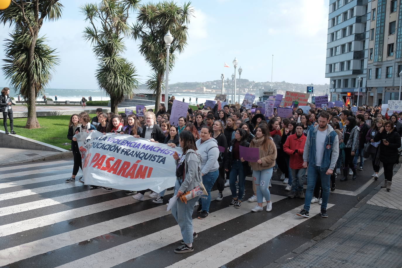 Alumnos de institutos y universidades de la región se concentran con motivo del 8-M en contra del pin parental y por el cese de la violencia que ya se ha cobrado la vida de 22 mujeres en lo que va de año