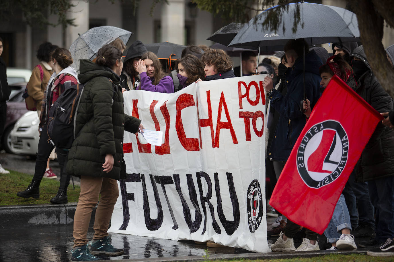 Alumnos de institutos y universidades de la región exigen en las calles el cese de la violencia machista que ya se ha cobrado la vida de 22 mujeres en lo que va de año