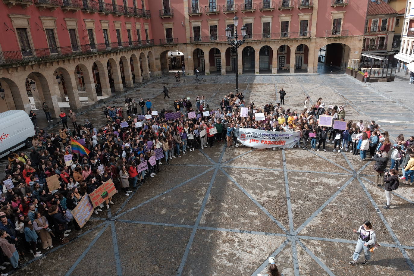 Alumnos de institutos y universidades de la región exigen en las calles el cese de la violencia machista que ya se ha cobrado la vida de 22 mujeres en lo que va de año