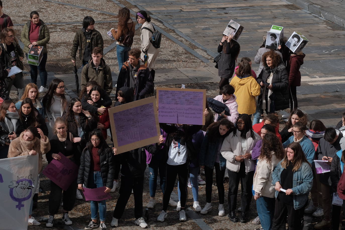Alumnos de institutos y universidades de la región exigen en las calles el cese de la violencia machista que ya se ha cobrado la vida de 22 mujeres en lo que va de año