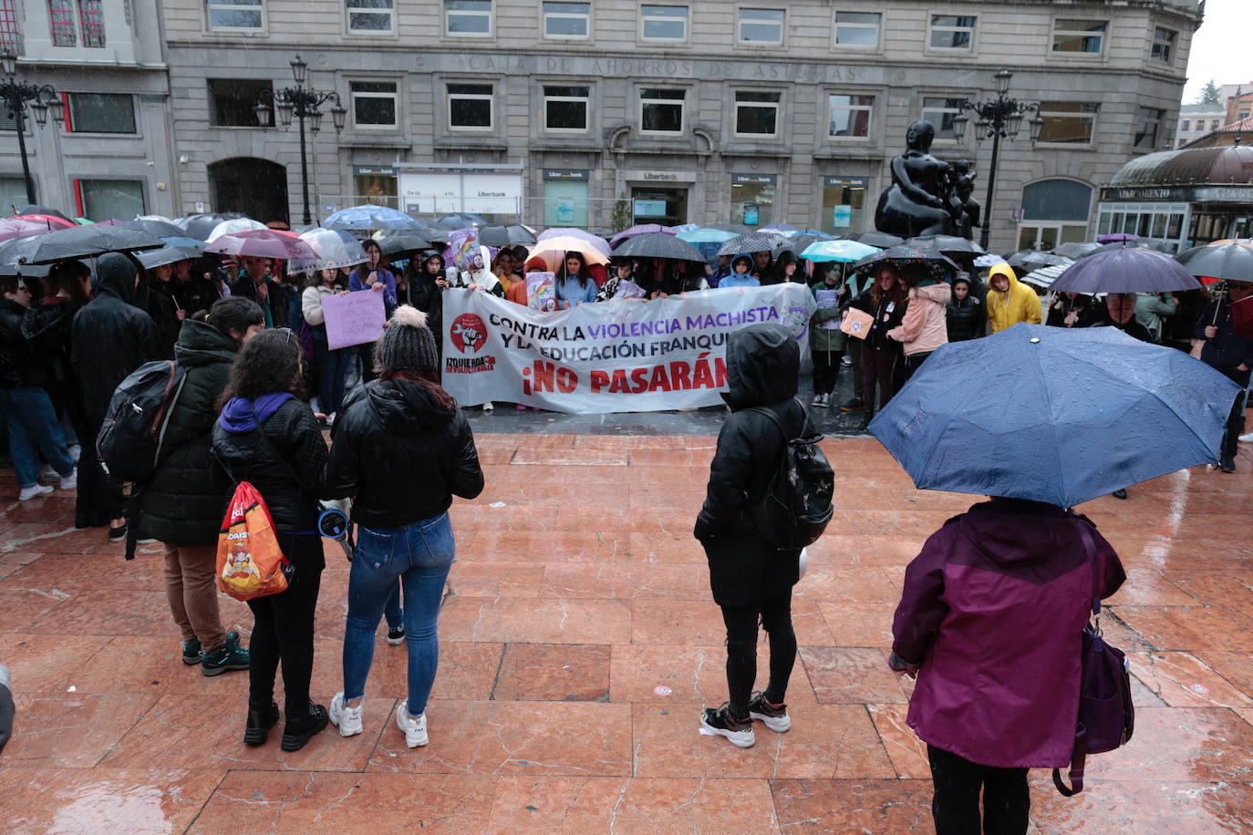 Alumnos de institutos y universidades de la región se concentran con motivo del 8-M en contra del pin parental y por el cese de la violencia que ya se ha cobrado la vida de 22 mujeres en lo que va de año
