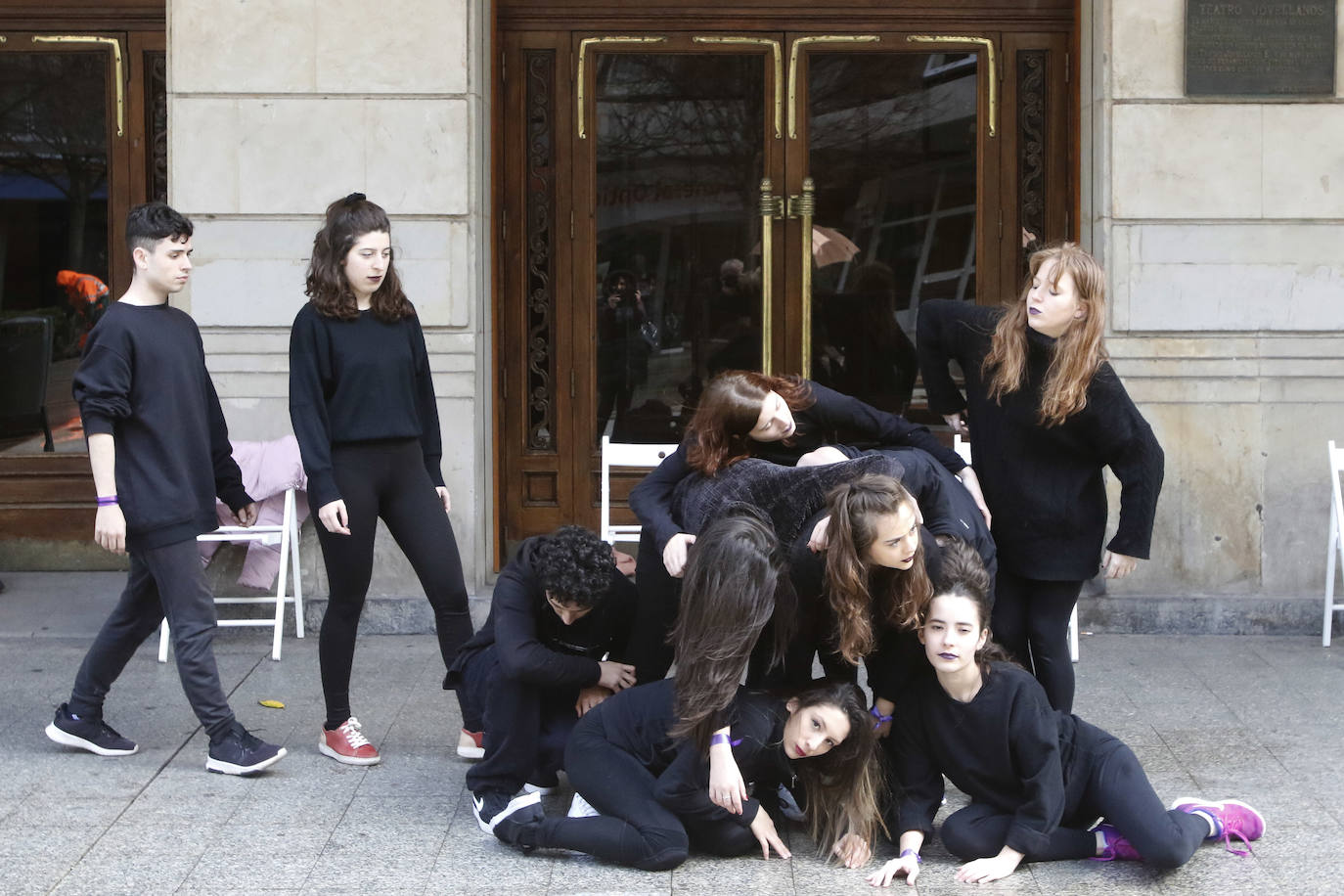 Alumnos de la Escuela Superior de Arte Dramático realizan a las puertas del Jovellanos una coreografía reivindicativa con motivo del 8M