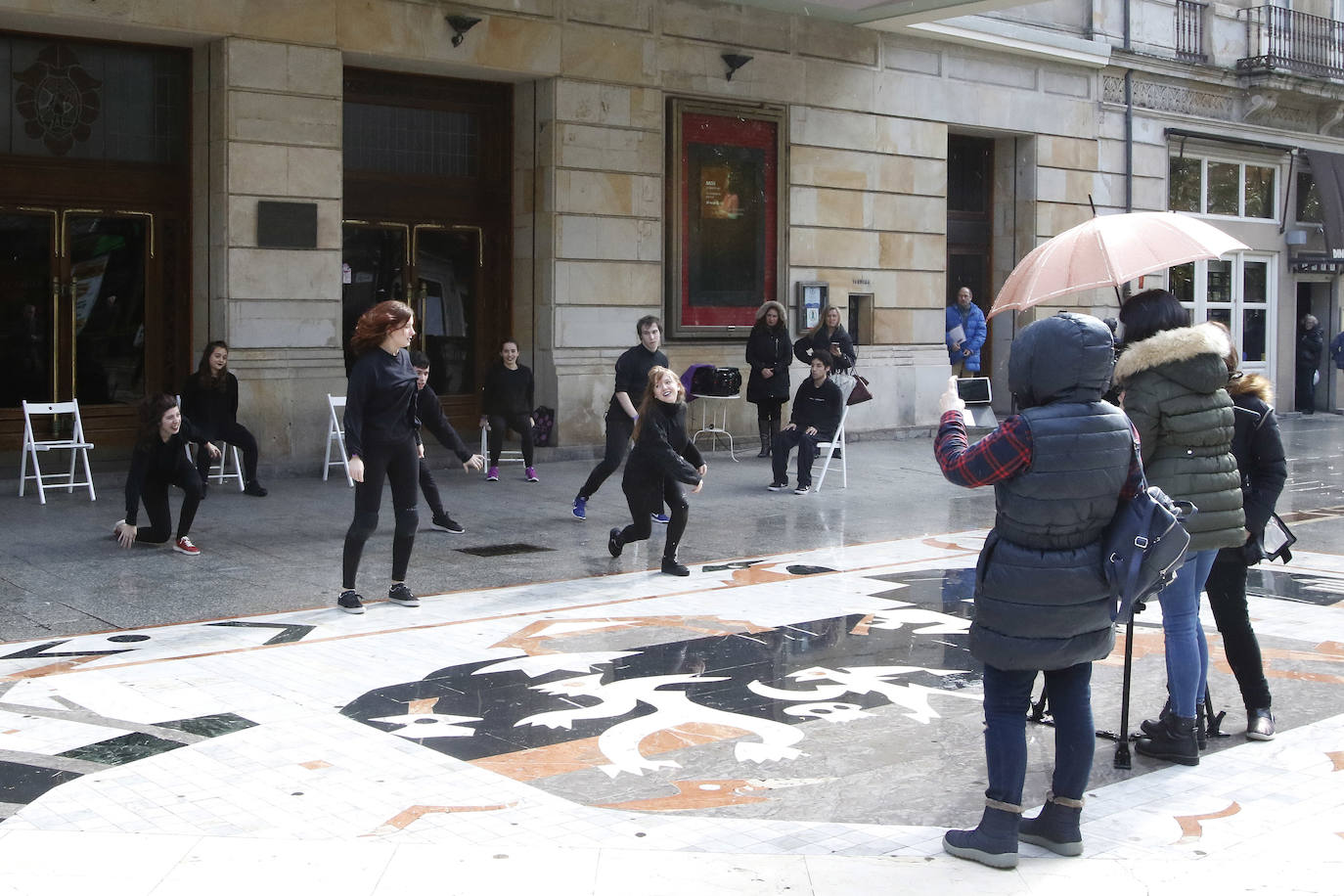 Alumnos de la Escuela Superior de Arte Dramático realizan a las puertas del Jovellanos una coreografía reivindicativa con motivo del 8M