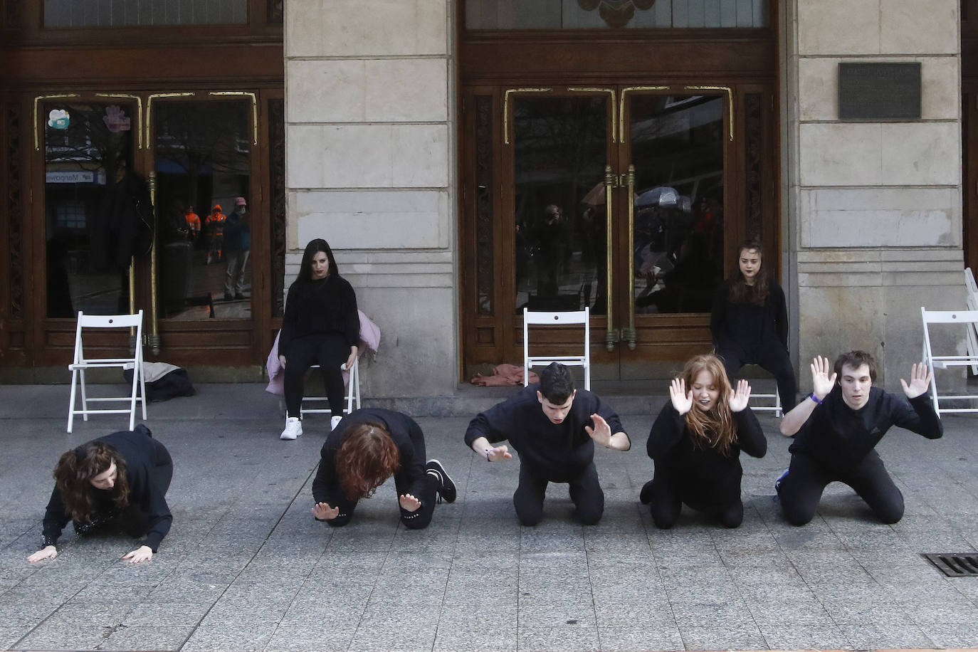 Alumnos de la Escuela Superior de Arte Dramático realizan a las puertas del Jovellanos una coreografía reivindicativa con motivo del 8M