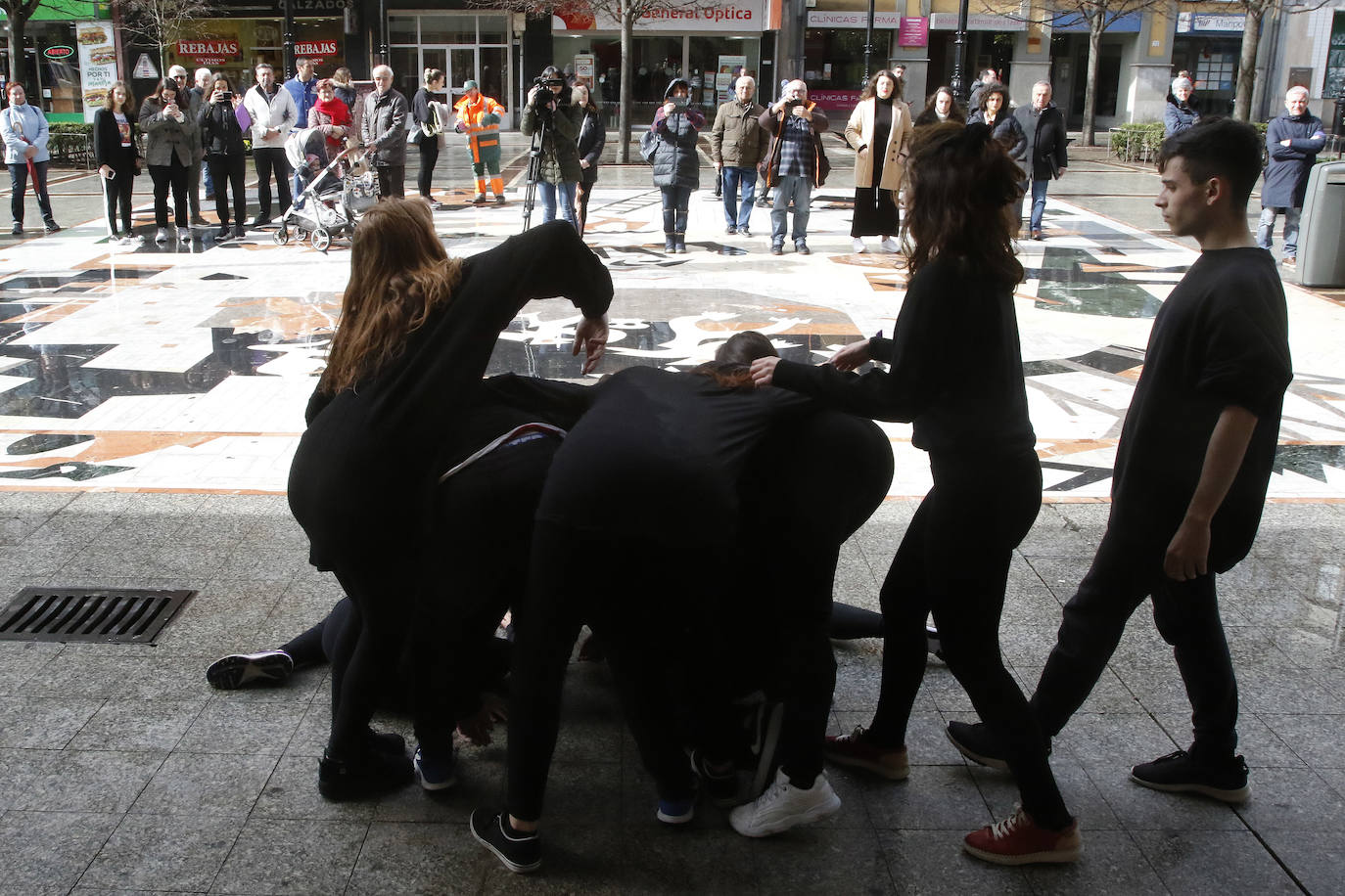 Alumnos de la Escuela Superior de Arte Dramático realizan a las puertas del Jovellanos una coreografía reivindicativa con motivo del 8M