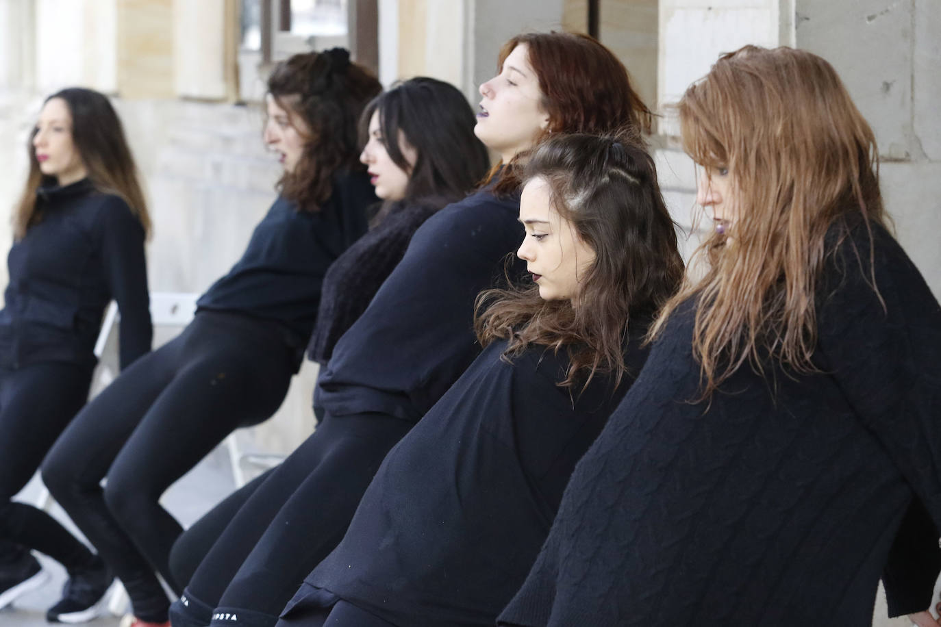 Alumnos de la Escuela Superior de Arte Dramático realizan a las puertas del Jovellanos una coreografía reivindicativa con motivo del 8M
