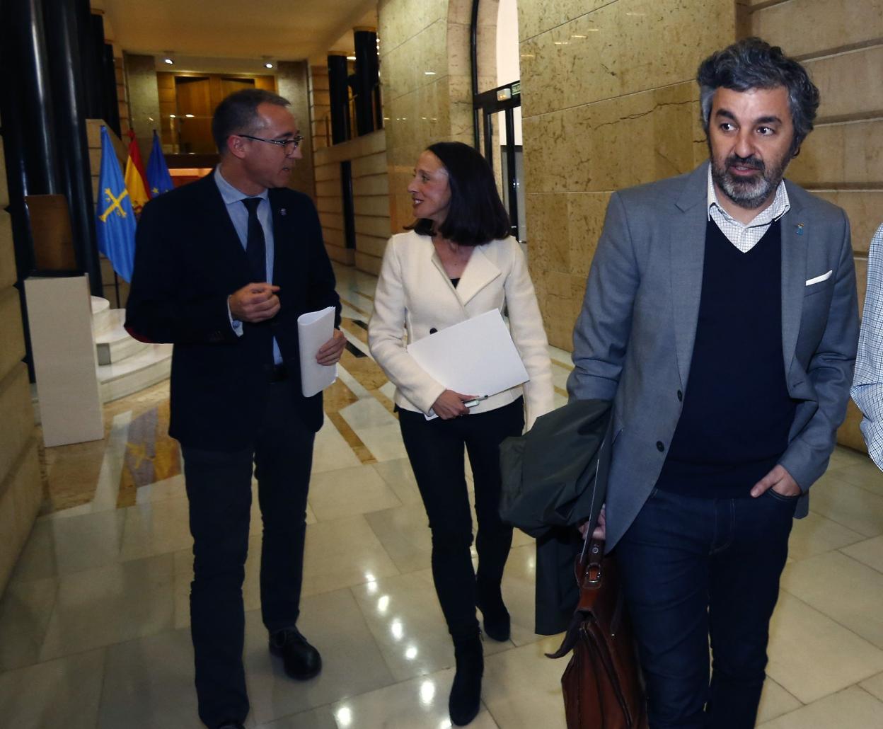 El consejero Pablo Fernández y la portavoz Melania Álvarez. 