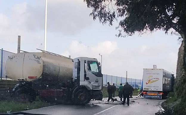 Los dos camiones, esta mañana tras el choque en la carretera del faro de Avilés