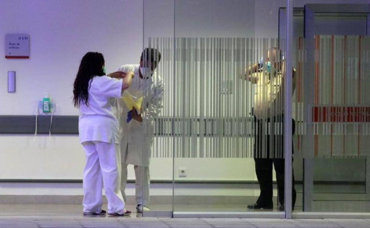 Personal sanitarioa en el HUCA adopta medidas de protección frente al coronavirus.