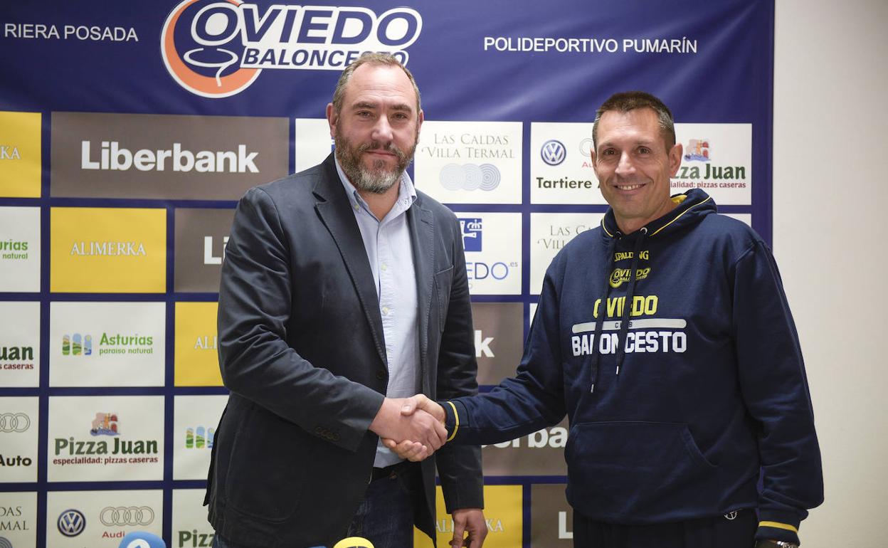 Héctor Galán y Natxo Lezkano durante la presentación del técnico vizcaíno.