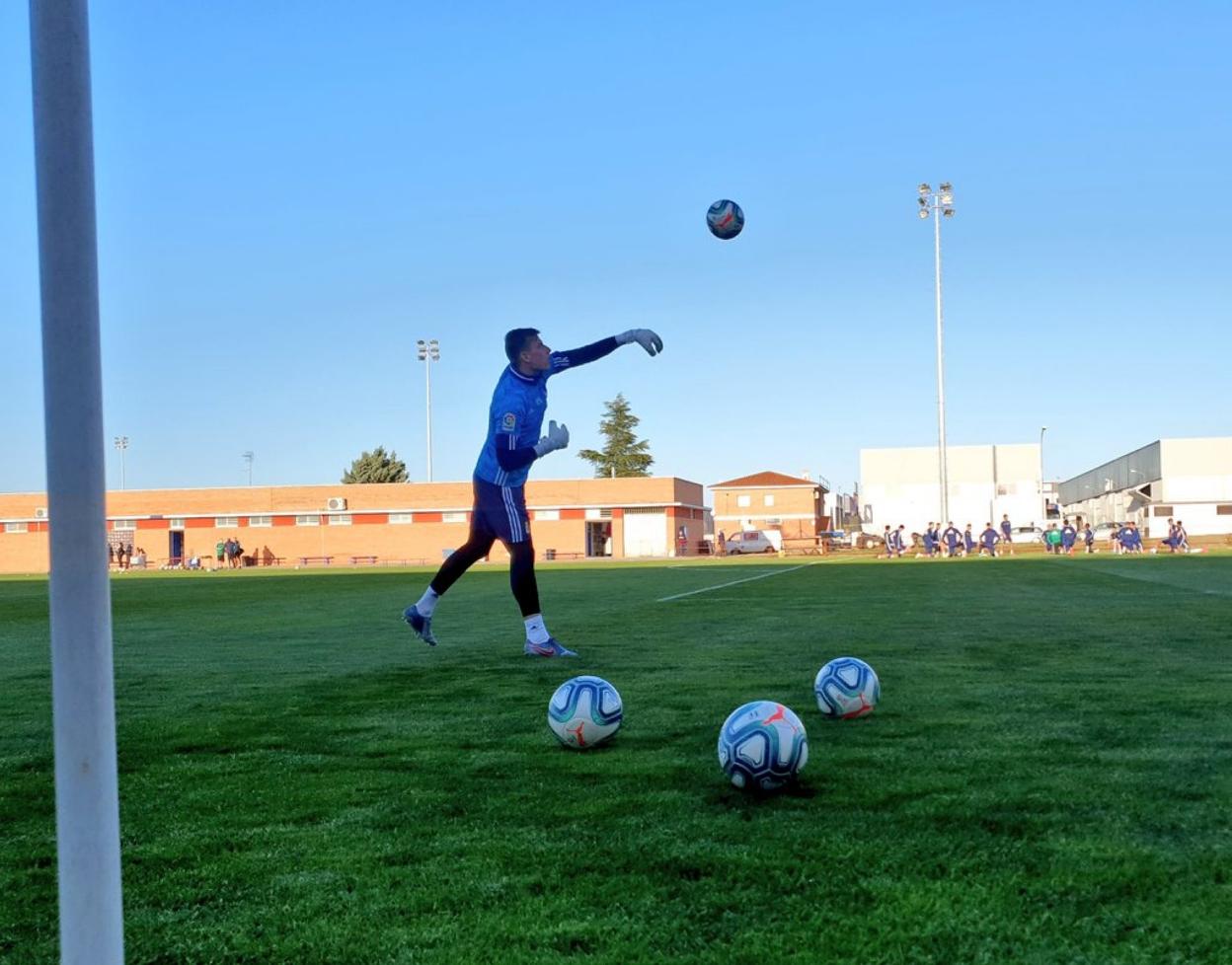 El meta oviedista Lunin, durante el entrenamiento de ayer en tierras extremeñas. 