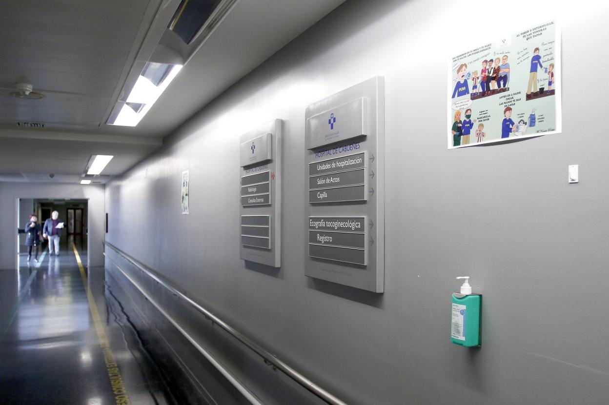 Dispositivo de desinfectante en el pasillo de la planta baja del Hospital de Cabueñes. 