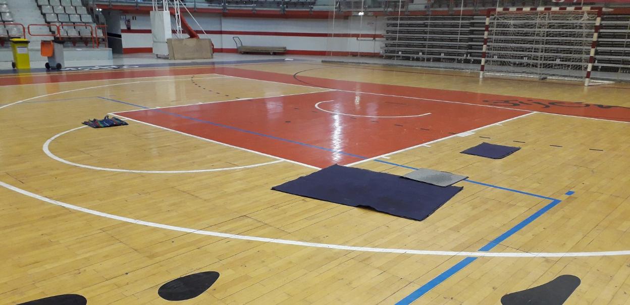 Toallas para secar humedades en el parqué del Palacio de Deportes. 