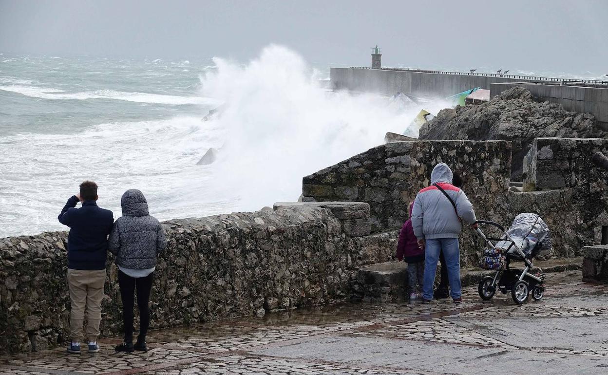 Oleaje en Llanes este viernes.