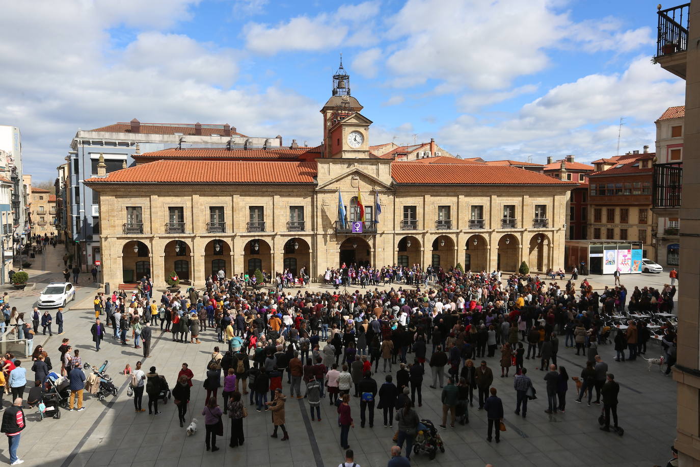 Cientos de personas han salido a las calles de Avilés este 8M para reivindicar la igualdad de derechos entre hombres y mujeres. Castrillón también ha celebrado una concentración feminista este domingo para conmemorar el Día Internacional de la Mujer. 