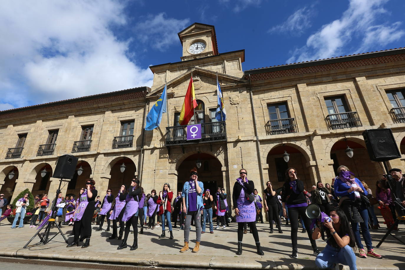 Cientos de personas han salido a las calles de Avilés este 8M para reivindicar la igualdad de derechos entre hombres y mujeres. Castrillón también ha celebrado una concentración feminista este domingo para conmemorar el Día Internacional de la Mujer. 