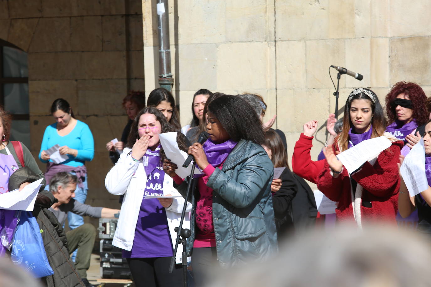 Cientos de personas han salido a las calles de Avilés este 8M para reivindicar la igualdad de derechos entre hombres y mujeres. Castrillón también ha celebrado una concentración feminista este domingo para conmemorar el Día Internacional de la Mujer. 