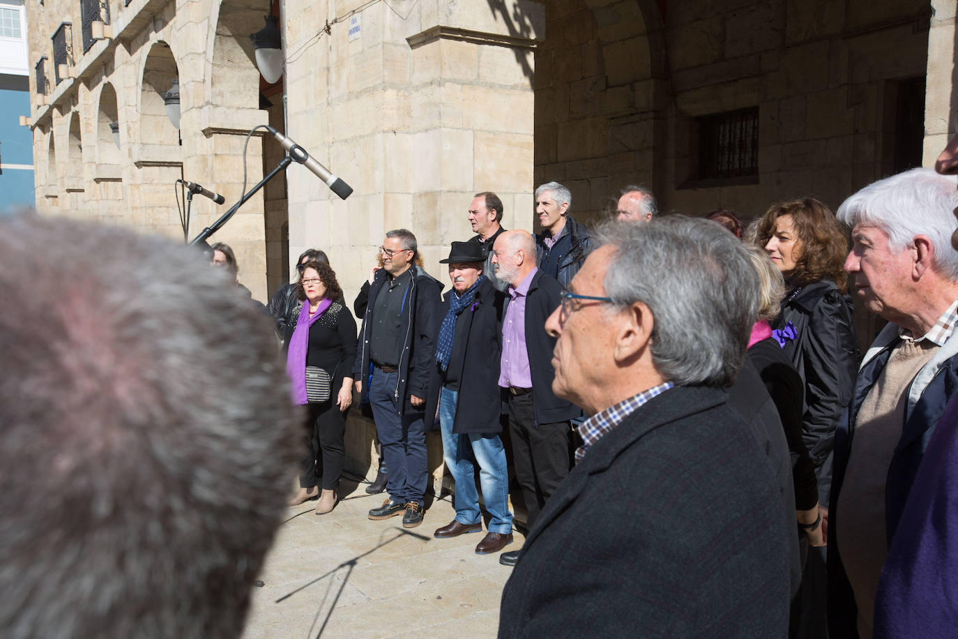 Cientos de personas han salido a las calles de Avilés este 8M para reivindicar la igualdad de derechos entre hombres y mujeres. Castrillón también ha celebrado una concentración feminista este domingo para conmemorar el Día Internacional de la Mujer. 