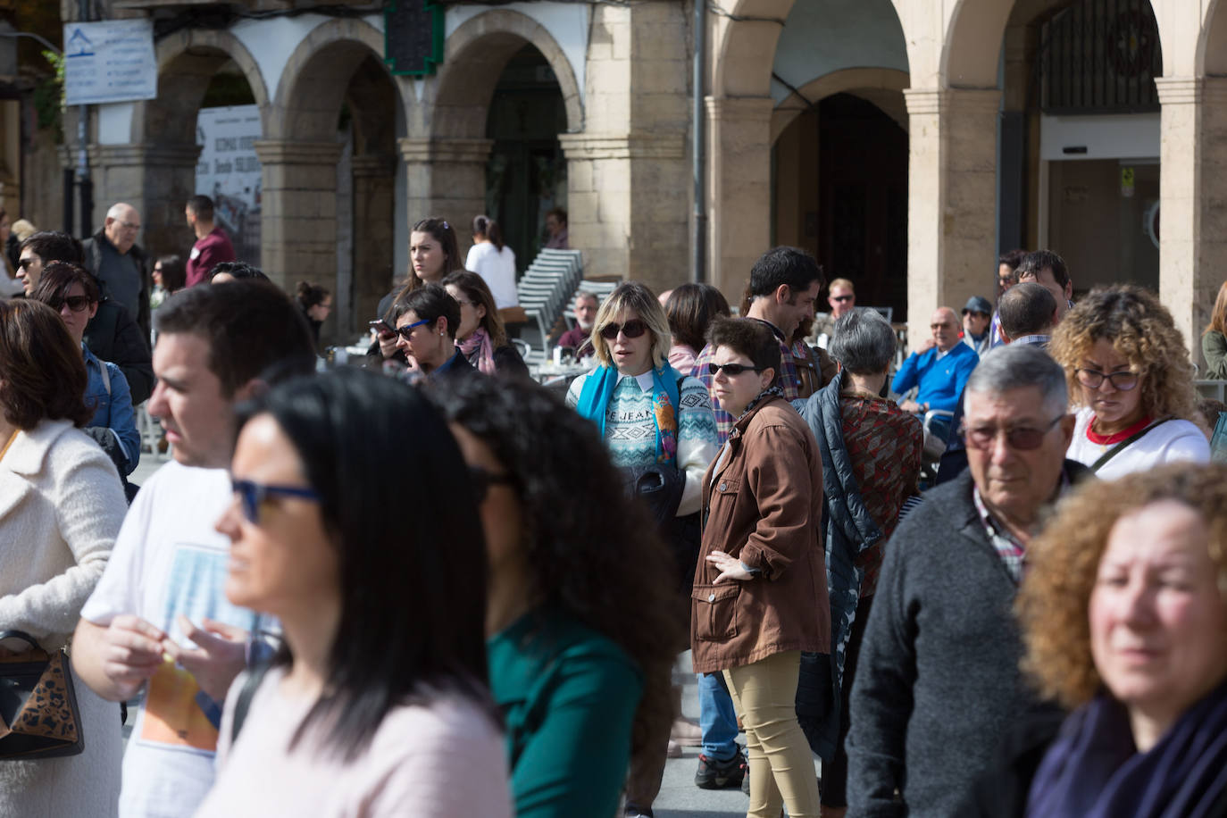 Cientos de personas han salido a las calles de Avilés este 8M para reivindicar la igualdad de derechos entre hombres y mujeres. Castrillón también ha celebrado una concentración feminista este domingo para conmemorar el Día Internacional de la Mujer. 