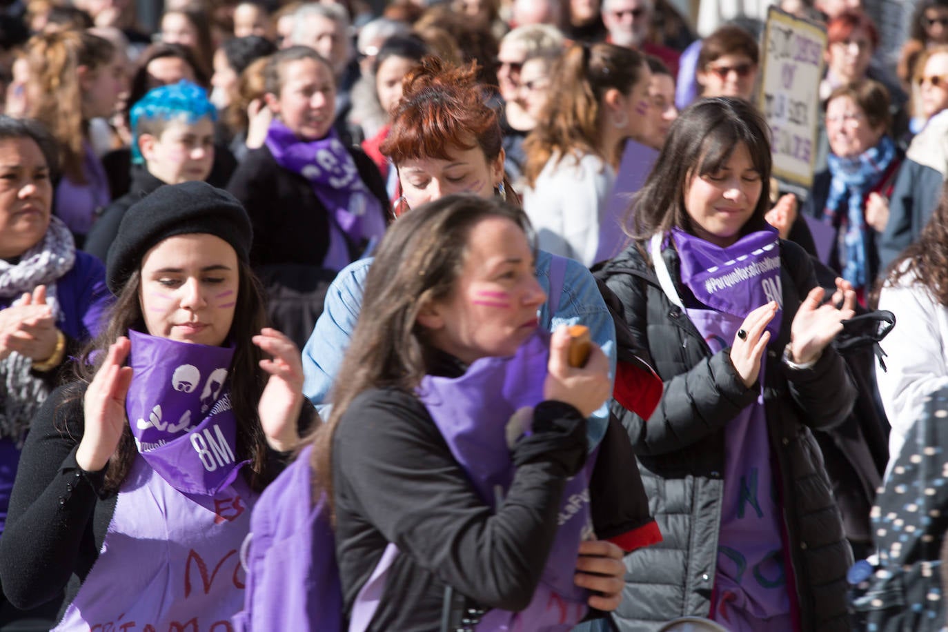 Cientos de personas han salido a las calles de Avilés este 8M para reivindicar la igualdad de derechos entre hombres y mujeres. Castrillón también ha celebrado una concentración feminista este domingo para conmemorar el Día Internacional de la Mujer. 