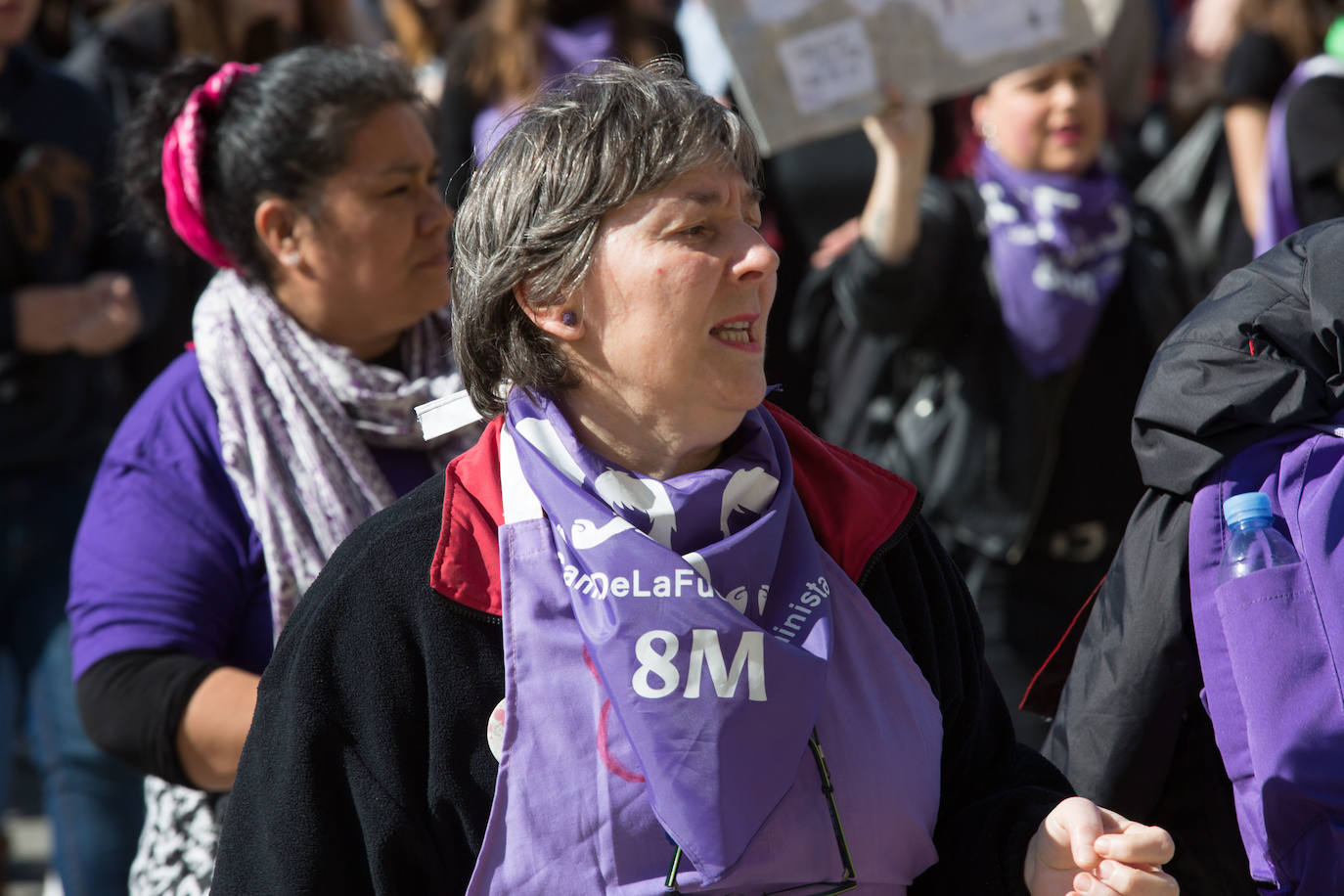 Cientos de personas han salido a las calles de Avilés este 8M para reivindicar la igualdad de derechos entre hombres y mujeres. Castrillón también ha celebrado una concentración feminista este domingo para conmemorar el Día Internacional de la Mujer. 