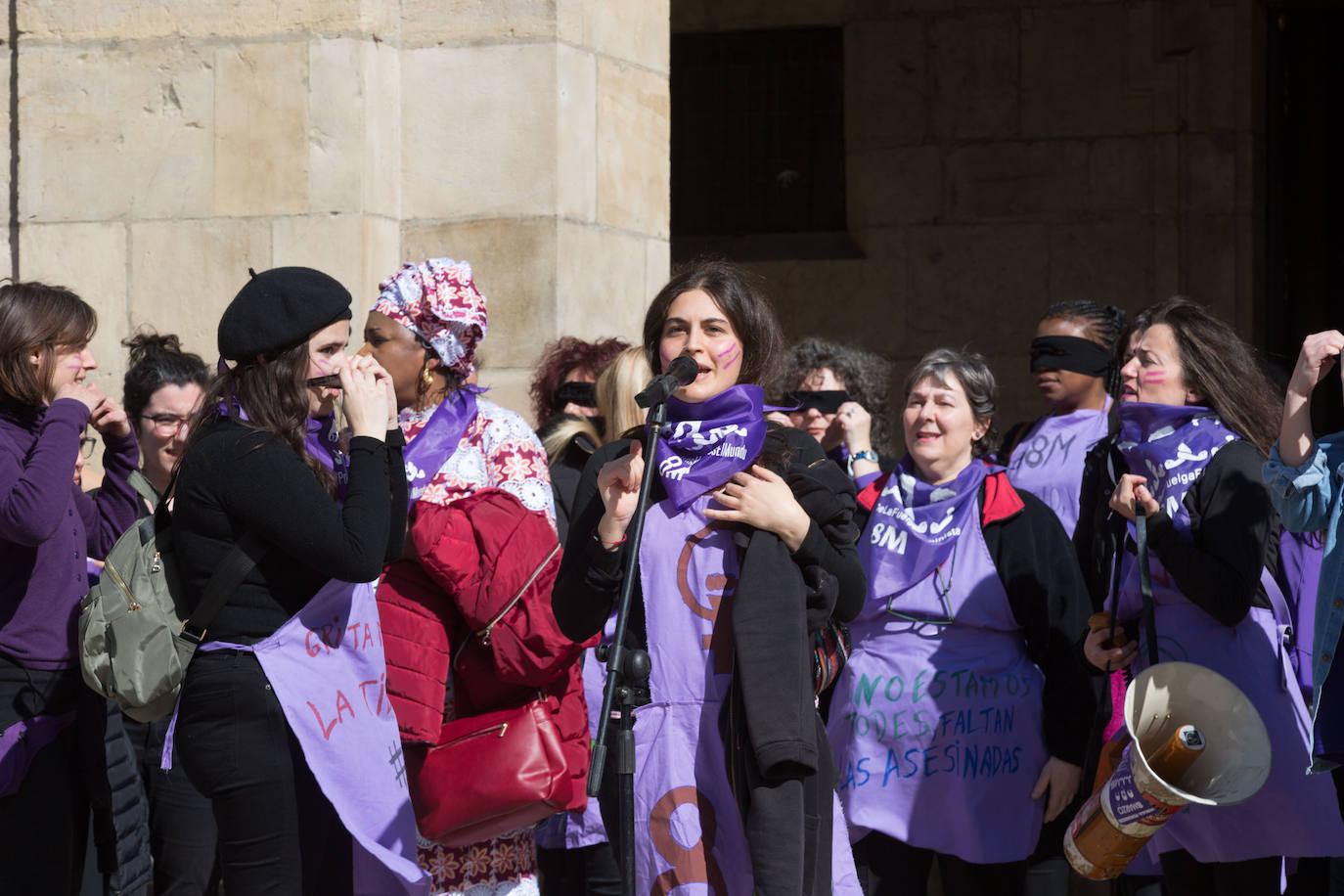 Cientos de personas han salido a las calles de Avilés este 8M para reivindicar la igualdad de derechos entre hombres y mujeres. Castrillón también ha celebrado una concentración feminista este domingo para conmemorar el Día Internacional de la Mujer. 