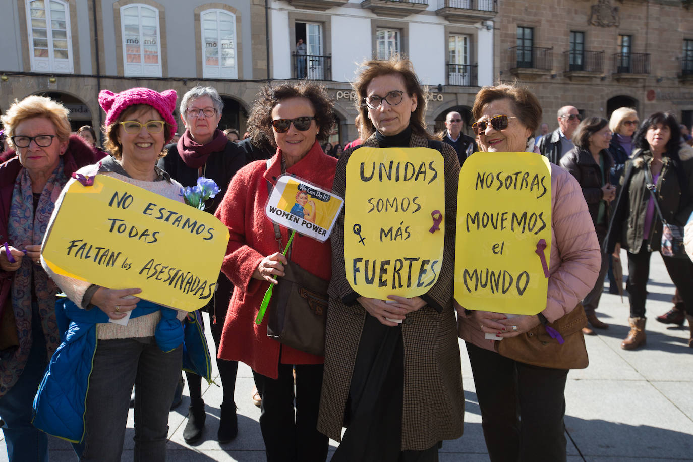 Cientos de personas han salido a las calles de Avilés este 8M para reivindicar la igualdad de derechos entre hombres y mujeres. Castrillón también ha celebrado una concentración feminista este domingo para conmemorar el Día Internacional de la Mujer. 