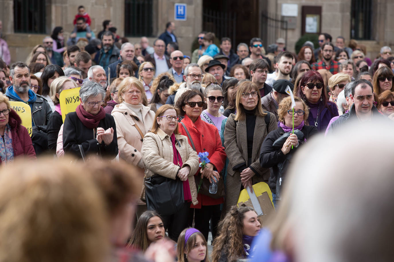 Cientos de personas han salido a las calles de Avilés este 8M para reivindicar la igualdad de derechos entre hombres y mujeres. Castrillón también ha celebrado una concentración feminista este domingo para conmemorar el Día Internacional de la Mujer. 